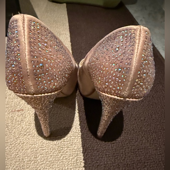 Steve Madden Gold Shoes sz 7 - Picture 4 of 6